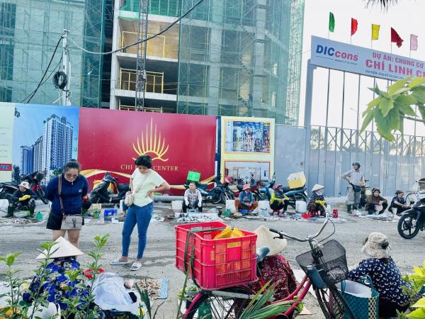 Khu đô thị Chí Linh: Nhếch nhác cảnh ''họp chợ'' đường Nguyễn Hữu Cảnh