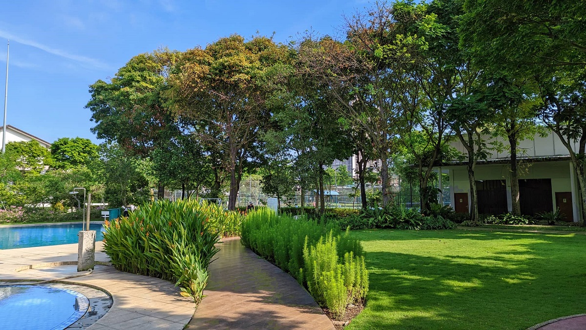 Lối đi bộ ven hồ EcoXuân