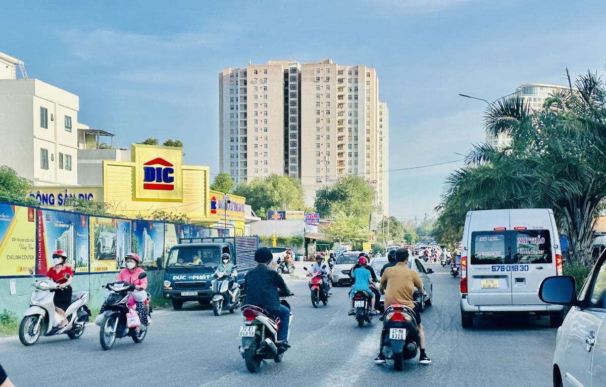 Đường Nguyễn Hữu Cảnh họp chợ