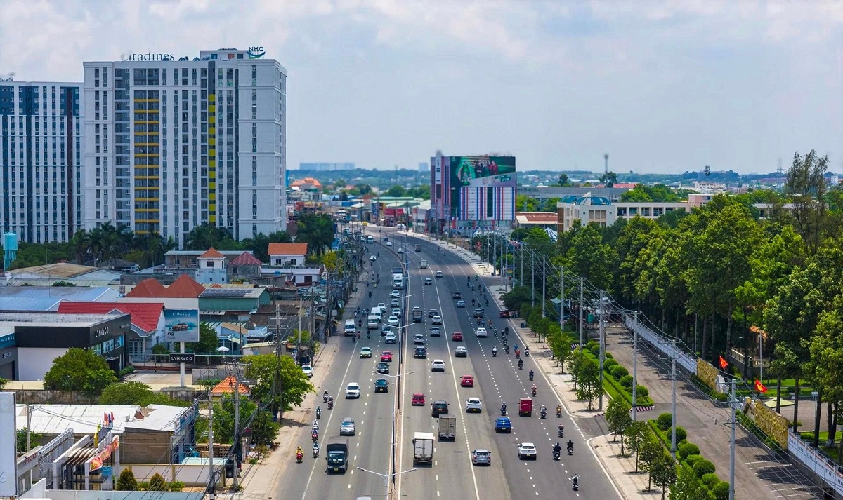 Quốc lộ 13 đóng vai trò như một trục kết nối